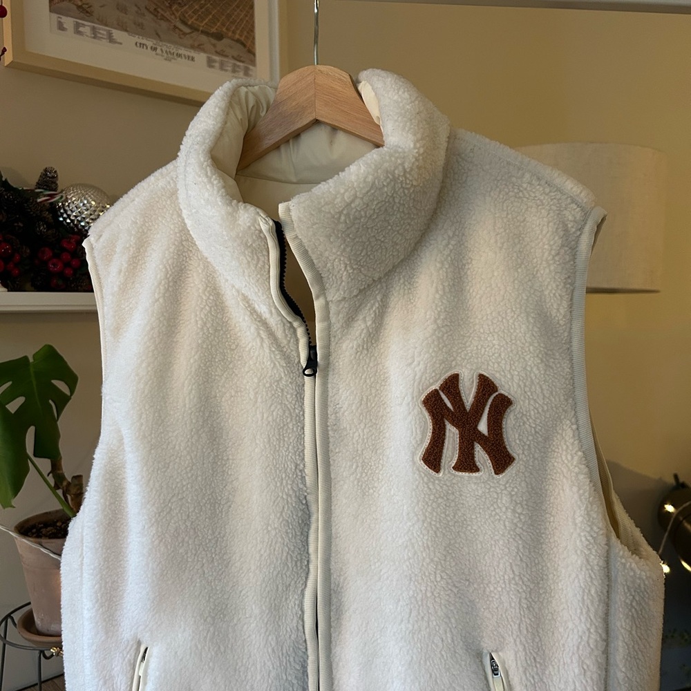 MLB Reversible Goose Down Cream Sherpa Vest New York Yankees Unisex